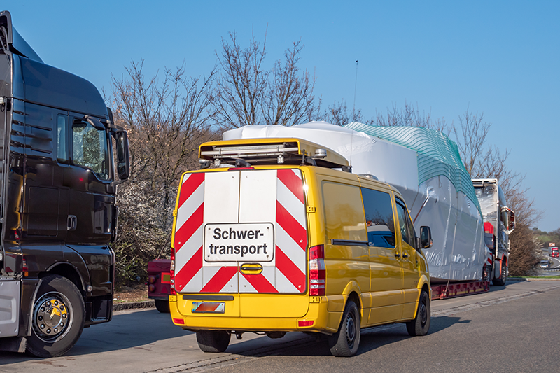 Schwertransport Begleitfahrzeuge